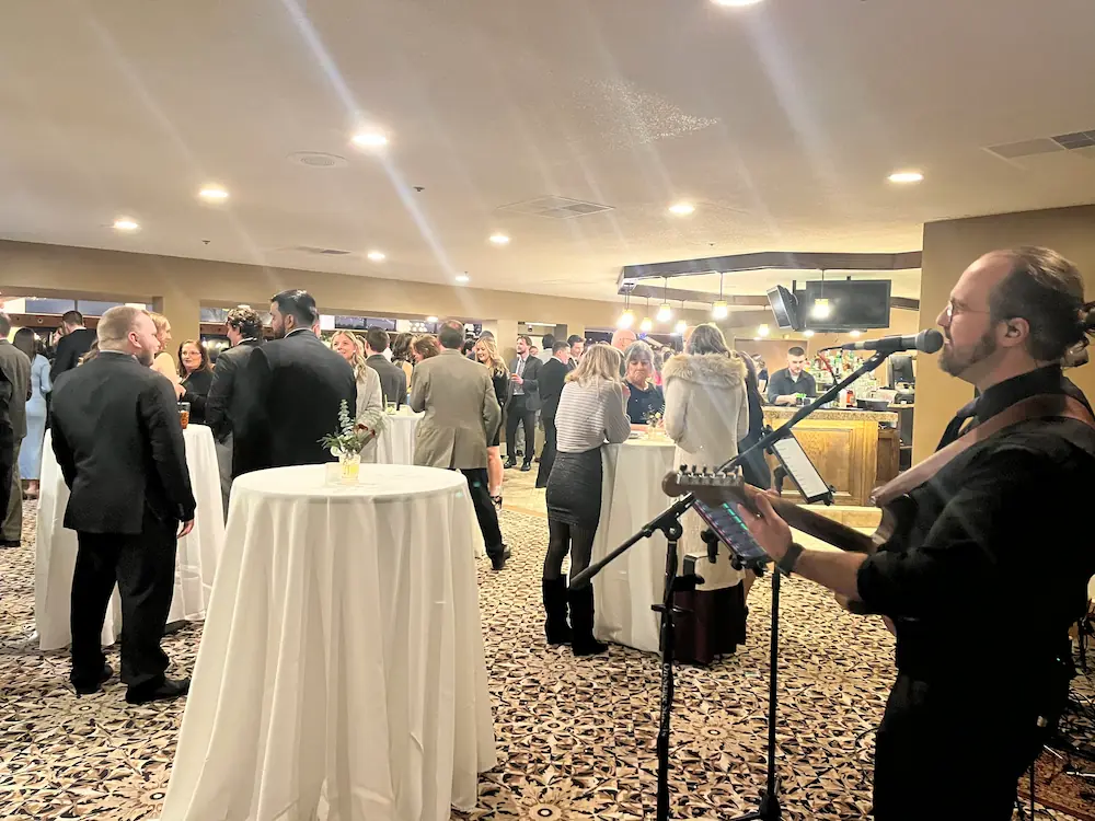 Live cocktail hour music at Paint Creek Country Club wedding